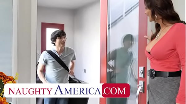 Horny Slut Syren De Mer Lets Naive Masseuse Cum On Her Pussy thumbnail