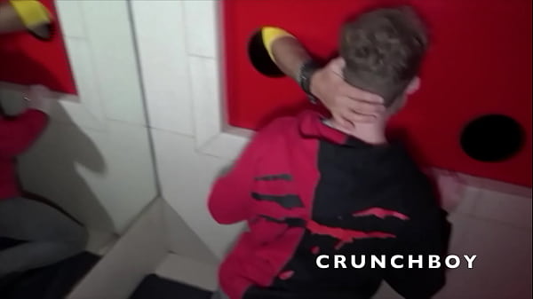 Eune Salope Blond De 22 Ans Dos&eacute; Pa Un Mec Muscle thumbnail