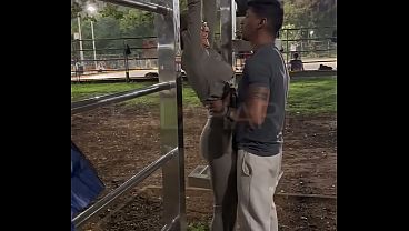 &quot_Olha o macho me fudendo no seu carro, seu corno&quot_ - Personal com pau grande fode a casadinha mais safada do brasil na frente do marido corno apos um treino safado no parque.