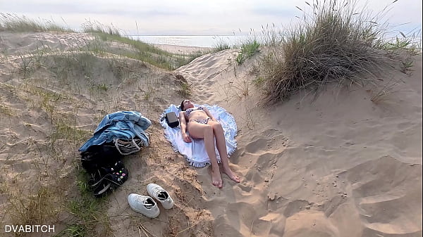 Nonton Sucking Off My Best Friend At The Public Beach And Taking Cumshot On My Pretty Face thumbnail