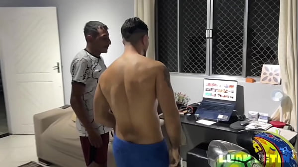 Motoqueiro p&otilde;e Viado pra Mamar pra n&atilde;o tomar calote ! 