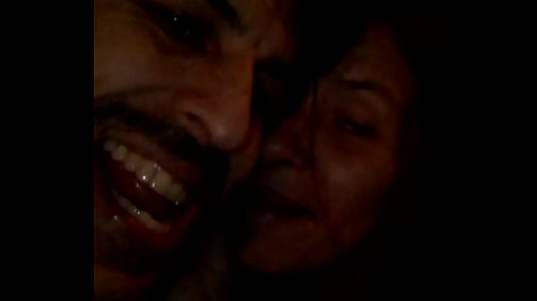 Androyrena Chuponeando En La Plaza thumbnail