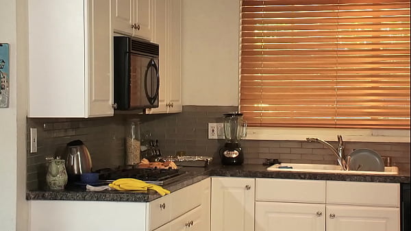 Tanya Tate And Elaina Raye Eat Each Others' Muffins thumbnail