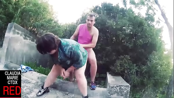 Follada En La Acequia Sin Importar Nada Mas Que Meter La Polla Dentro De Ese Gordo Co&ntilde;o thumbnail