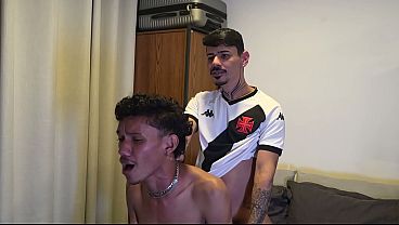 Fodendo E Socando Fundo O Novinho Magrinho Mega Dotado De 25cm thumbnail