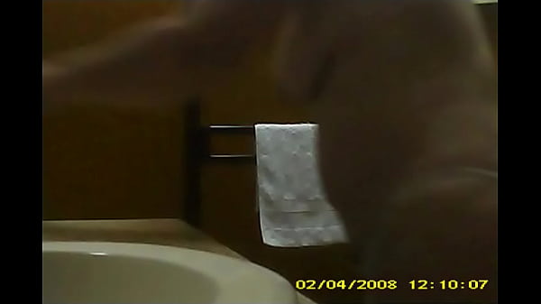 madre espiada en el ba&ntildeo
