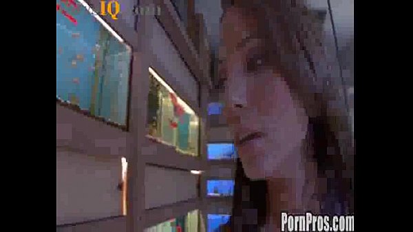 18 year old Hannah trades seahorse for a fat cock instead