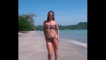 Nonton Sexy Dancing In Tight Bikini On White Sand Beach thumbnail