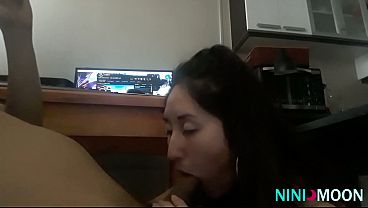 Nonton Interrumpo Su Juego Y Le Hago Una Mamada thumbnail