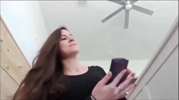 Loira dan&ccedil;ando e mostrando a buceta babada 