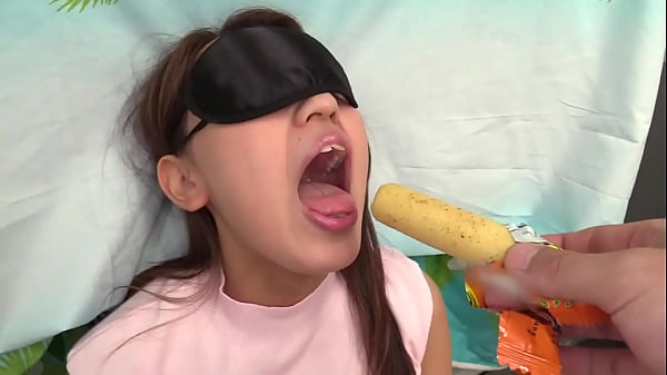 Nonton 目隠しで口の中身を全部当てれたら賞金！ナンパと勘違いした今時ギャルなまいちゃん(20)がチャレンジ！う○い棒の味を次々言い当てる現代っ子は、チ○ポの味もすぐにわかってしまう！ thumbnail