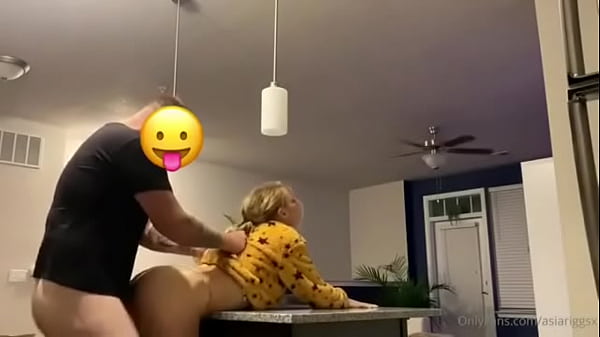 Asia Riggs es muy puta y la follan en la cocina