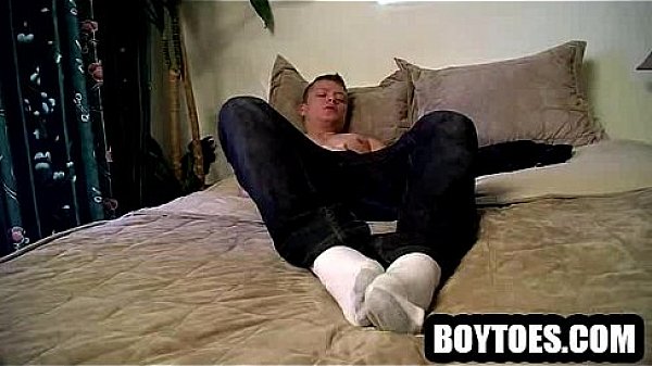 Amateur Hunk Showing Off His Feet And Masturbating thumbnail
