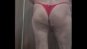 Marido Passivo de lingerie da esposa saindo para o trabalho plugado. 