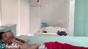 Ela fez uma surpresa pro seu marido trazendo a sua amiga