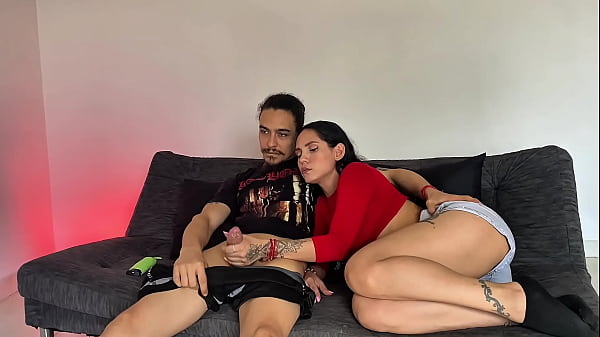 Play MP4 - &iexcl;Hermanastra latina me sorprende mientras veo una pel&iacute;cula&excl; - PORNO ESPA&Ntilde;OL