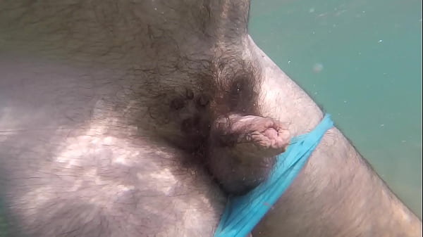 Bajo el mar ense&ntilde;ando pito 