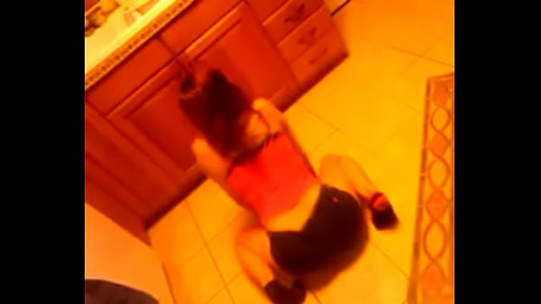 Sexy White teen shakes her ass