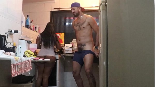 Casal Transando Na Cozinha Enquanto A Comida Fica Pronta thumbnail