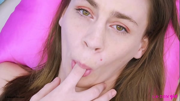 Morena atraente mostra seu corpo sensual e provocante