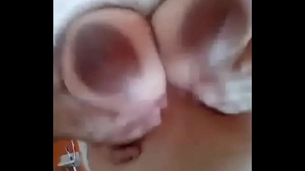 Se juega sus tetas para mi