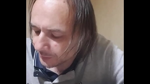 Coroa gostosa seduz novinha em missão de amor