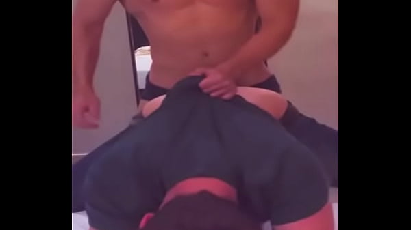 ME ESTABA TCANDO EN LOS BA&Ntilde_OS DEL GYM Y ENTRA UN PUTITO A COMERMELA