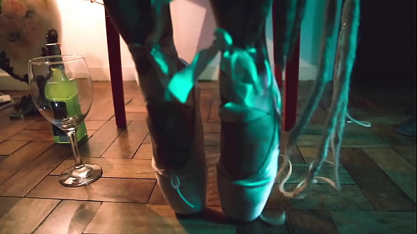 Nonton Kinky Ballerina Cooling Her Feet thumbnail