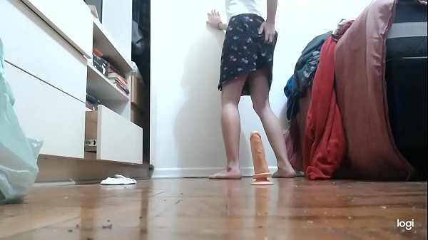 Crossdresser De Saia Sentando No Consolo thumbnail