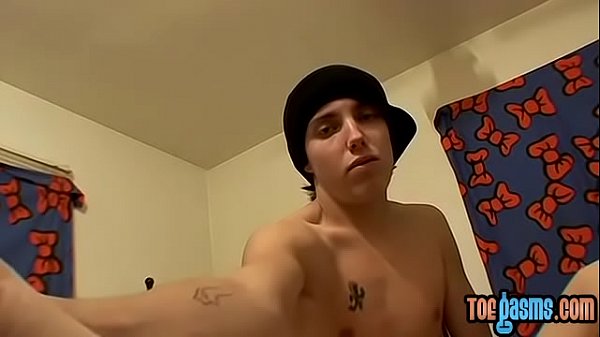 Blinx Cums On His Freshly Lotioned Feet thumbnail