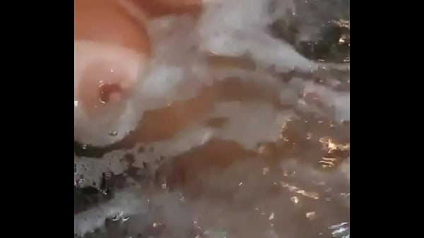 Le Gusta Ba&ntilde;arce Y Que La Vean Masturbandose thumbnail
