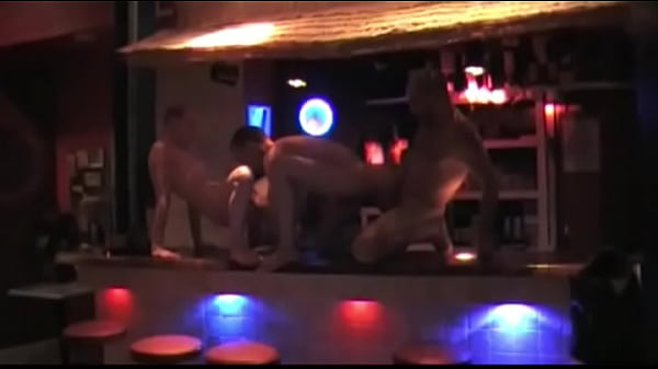 Plan A Trois En Public Dans Un Sauna thumbnail