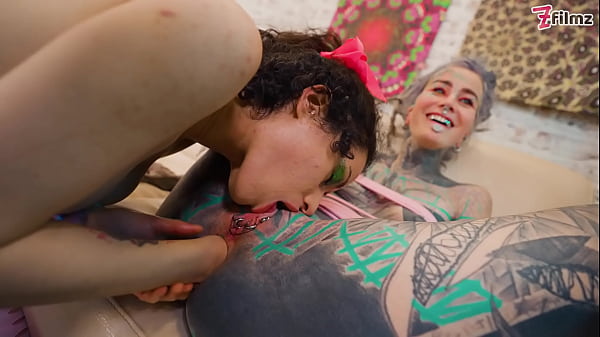 Nonton Anal Loving Using Extreme Dildos And Fisting To Gape thumbnail