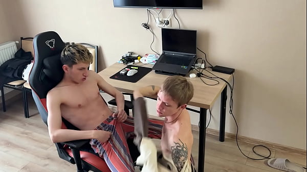 A Friend Invited Me Over, I Saw His Big Erect Penis, I Couldn't Resist And Asked Him To Come In, Fuck Me And Cum thumbnail