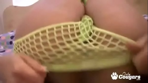 Chloe James Puts Her Dildo Deep Inside Her Shaved Pussy 