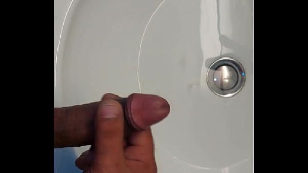 masturbare si ejaculare multa sperma &icirc;n chiuveta cu apa cu incetinatoru 