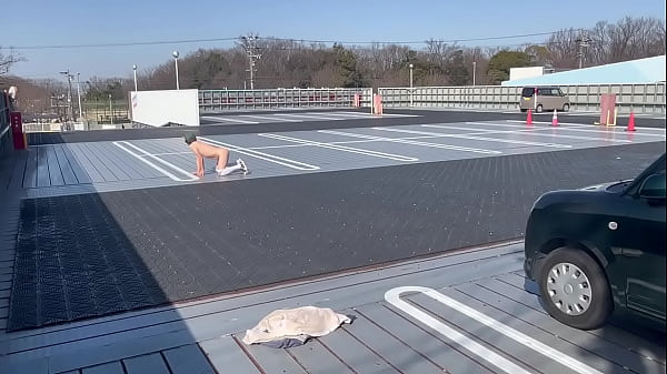 女装まゆの青空全裸露出 thumbnail