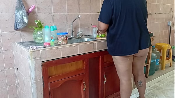 Vecina Se&ntilde;ora Gordibuena En La Cocina Del Departamento De Al Lado thumbnail
