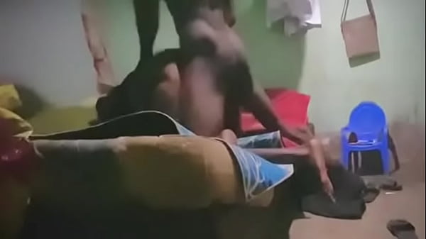 Quant elle se courbe la chatte reste derri&egrave;re est la personne n&rsquo;emp&ecirc;chera la bite d&rsquo;aller jusqu&rsquo;au fond