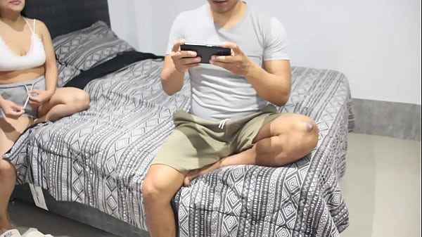 Hago Que Mi Peque&ntilde;a Hermanastra Sienta Mi Enorme Polla Mientras Juega En Mi Telefono thumbnail