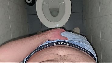 PhantomGentX &ndash; Behaarter Daddy st&ouml;hnt und wichst in &ouml;ffentlicher Toilette 