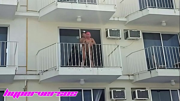 Parejita caliente se pone a follar en el balcó_n del hotel en Acapulco, la camare se da cuenta y no les dice nada