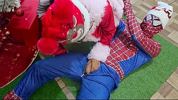 &iexcl;qu&eacute; Rico Squirt! Dos Hermosas Hermanastras Follan Con Spider-man En Navidad thumbnail