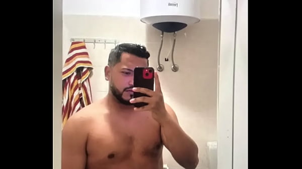 Il signor Walter Basilio, un grande attore porno, decide di posare questi nudi