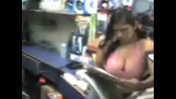 VENDEDORA DE CD DE RICAS TETAS 