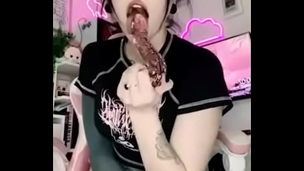 Nonton Она жёстко мастурбирует thumbnail