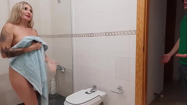 CALIENTE MADRASTRA FOLLADA Y CORRIDA EN EL BA&Ntilde;O DESPUES DE LA DUCHA POR EL HIJASTRO 