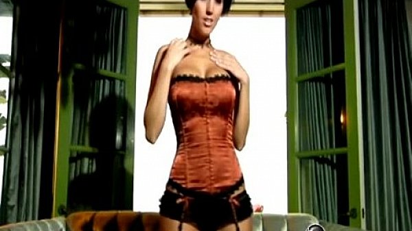 Nonton Gorgeous Milf Striptease thumbnail