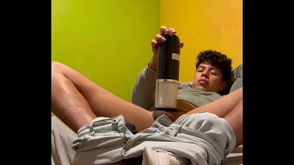 Mi Pene Necesitaba Sacar Leche As&iacute; Que Tome Un Masturbador Y Me Lo Cogi Pensando En Que Era El Ano Sabroso Y Oloroso De Un Hombre thumbnail