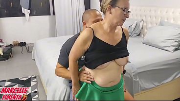 Tra&ccedil_ei a velha que trabalha l&aacute_ em casa, a safada tem a buceta apertadinha e adora uma pica grossa!